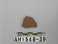 藏品(紅褐色夾砂陶片)的圖片